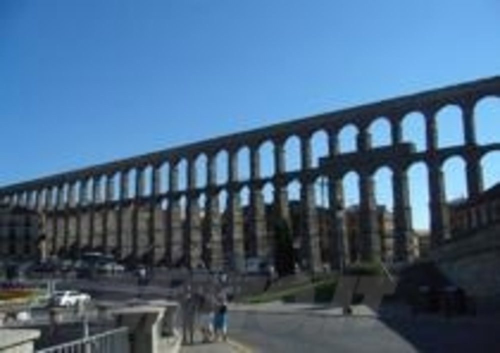 Segovia. L&amp;rsquo;acquedotto, costruito nel primo secolo con blocchi di pietra montati a secco, incredibile ma vero, &amp;egrave; ancora utilizzato
