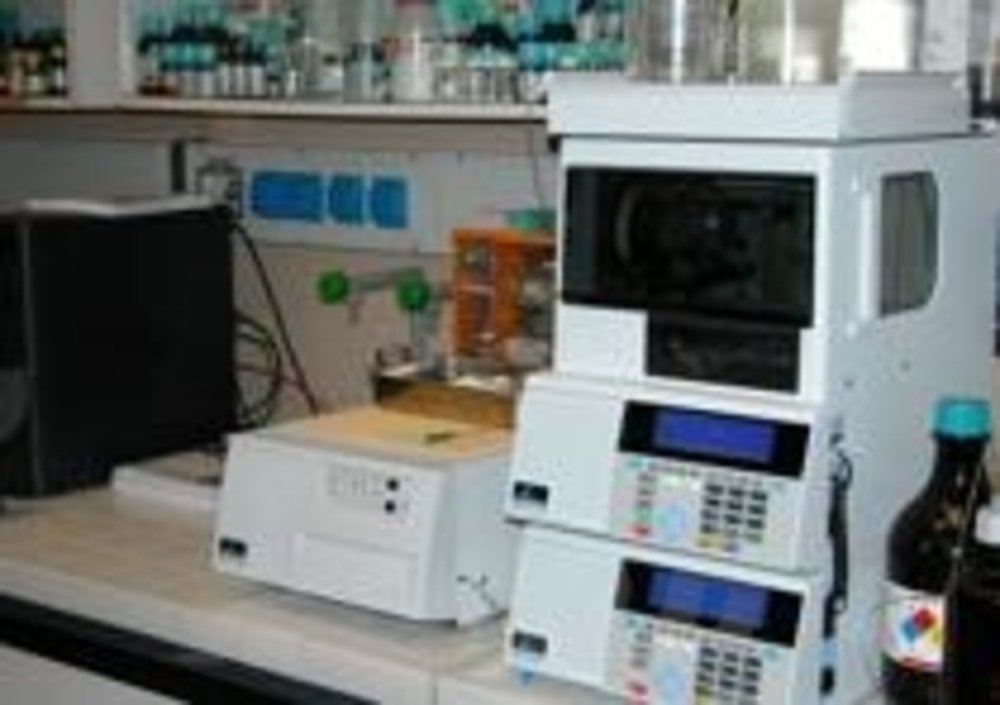 Le sostanze chimiche presenti vengono individuate utilizzando questo cromatografo in fase liquida