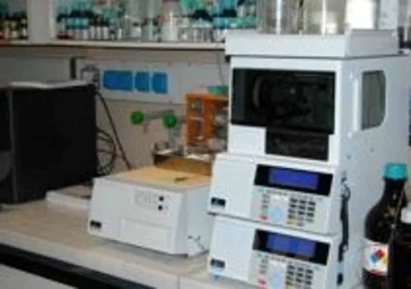 Le sostanze chimiche presenti vengono individuate utilizzando questo cromatografo in fase liquida