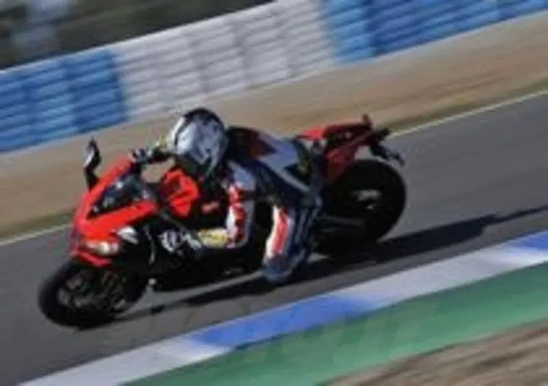 Pensare di poter &amp;ldquo;aprire&amp;rdquo; il gas in curva con estrema cattiveria, su una moto da 180 CV, &amp;egrave; davvero incredibile. Ed &amp;egrave; ancor pi&amp;ugrave; incredibile che sembri tutto merito nostro!