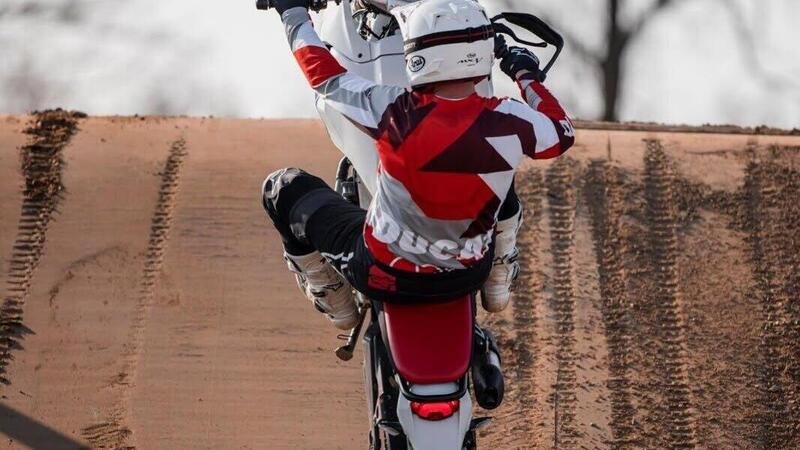 Ducati DesertX in pista di motocross. La guida Antoine Meo!