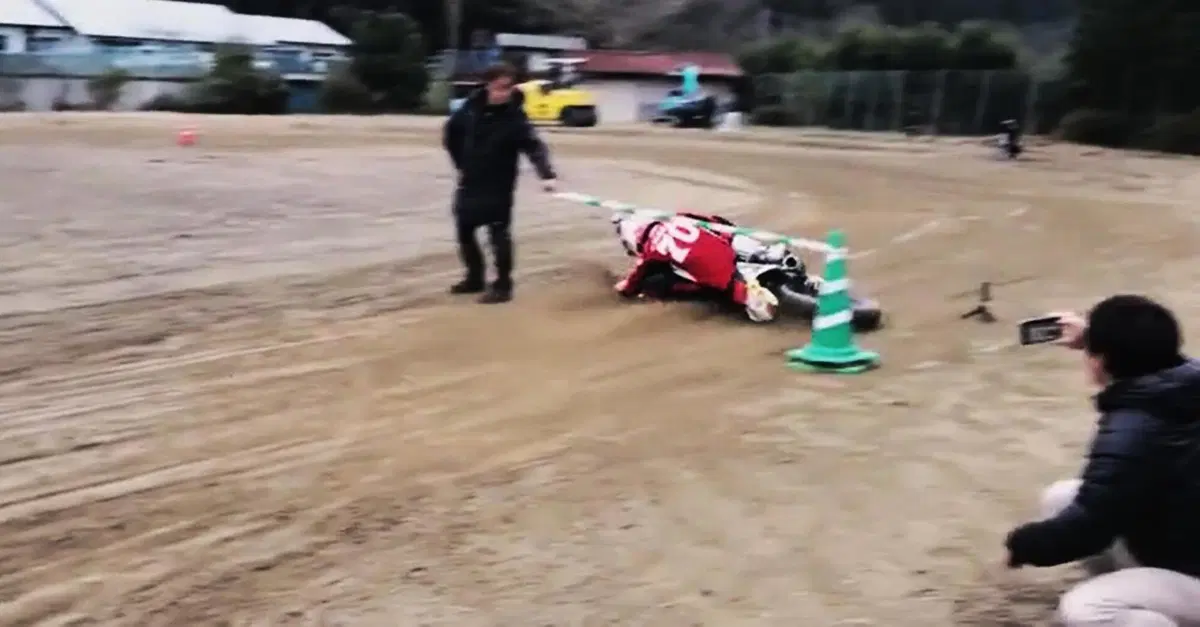 Fare il limbo con la moto &egrave; possibile? Per lui s&igrave;! [VIDEO VIRALE]