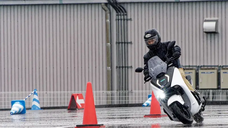Yamaha E01, parte la fase test clienti dell'elettrico da 100 orari