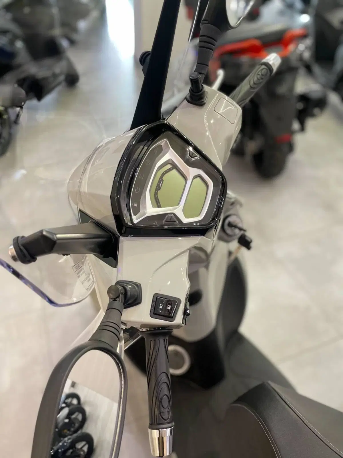 Kymco People 125i S (2021 - 25) (9)