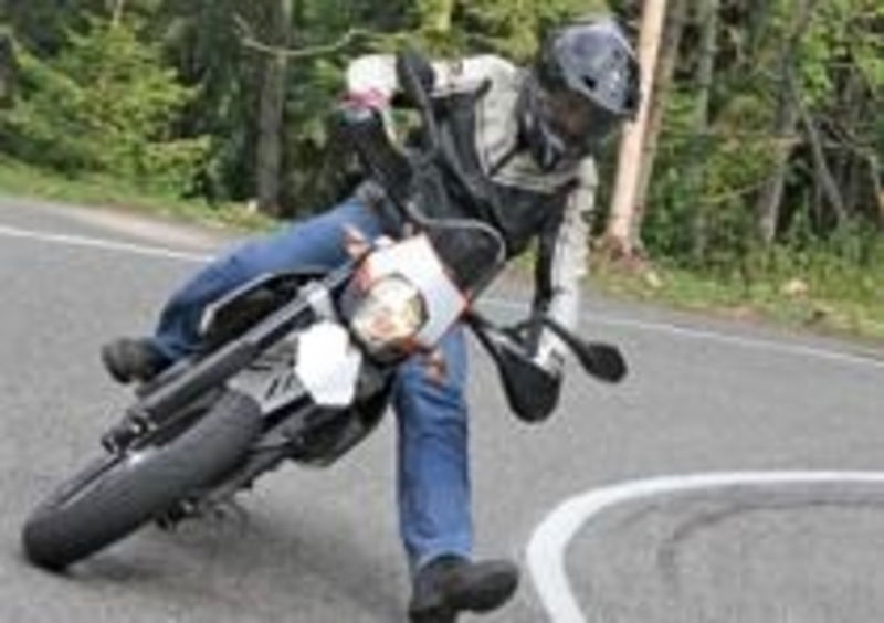 Le prestazioni sono esaltanti. Basti pensare che il monocilindrico K spinge fino a 180 km/h effettivi, regalando accelerazioni che la pongono sul gradino pi&amp;ugrave; alto tra le supermoto (in compagnia delle cugine 690 Duke e Supermoto)