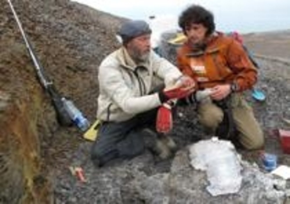 Luca Bracali (sulla destra) durante il suo viaggio&amp;nbsp;presso Isfiorden, alle isole Svalbard, nel pi&amp;ugrave; prolifico bacino terrestre abitato dei pi&amp;ugrave; grandi sauri marini del Giurassico