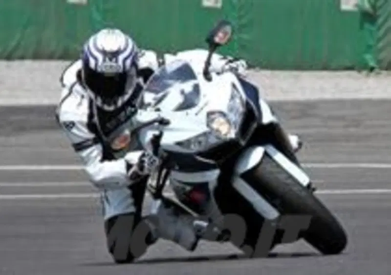 Il motore, progressivo e fluido su strada, tira fuori la grinta che ci si aspetta e grida la sua rabbia con un bel sottofondo di &amp;ldquo;aspirazione&amp;rdquo; fin su, nella zona alta del contagiri, quando si accende la spia che segnala l'approssimarsi dell'intervento del limitatore...a quasi 15.000 giri