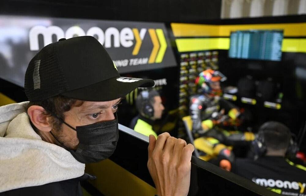 Valentino Rossi nel box (foto di Gigi Soldano)