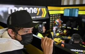 Valentino Rossi nel box (foto di Gigi Soldano)