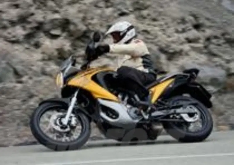 Ed ecco la Transalp del ventennale: arriva la XL700V, col motore a iniezione da 680 cc dell'ultima Deauville, in seguito &amp;quot;automatizzato&amp;quot; sulla DN-01