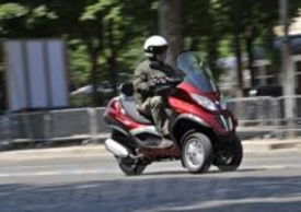 Il motore 300 sfodera uno spunto notevole sui più leggeri scooter “normali”, ma tuttavia anche qui il vantaggio sul 250 è palpabile