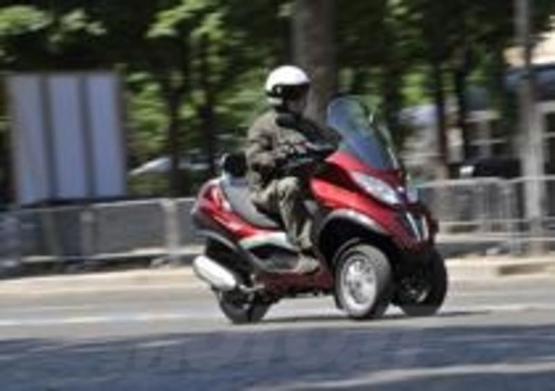 Il motore 300 sfodera uno spunto notevole sui pi&amp;ugrave; leggeri scooter &amp;ldquo;normali&amp;rdquo;, ma tuttavia anche qui il vantaggio sul 250 &amp;egrave; palpabile