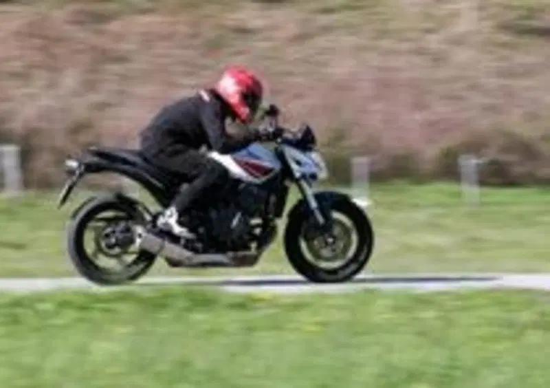 Il quattro cilindri ha il DNA di una supersport, per cui rimanendo nella zona bassa del contagiri, diciamo sotto i 6.000 giri, vige la legge della tranquillit&amp;agrave;, mentre girando in alto la naked giapponese tira fuori le unghie