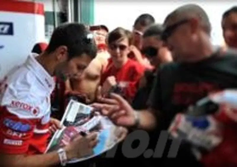 Michel Fabrizio firma autografi ai tifosi
