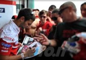 Michel Fabrizio firma autografi ai tifosi
