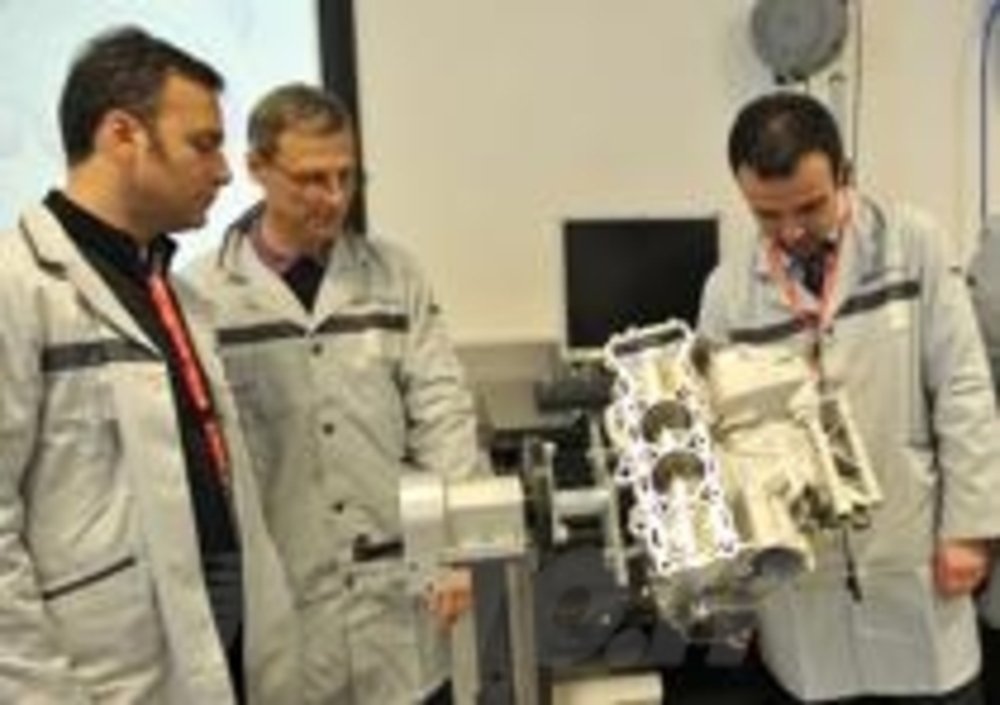Francesco Paolillo (primo da sinistra) studia i segreti del monoblocco BMW