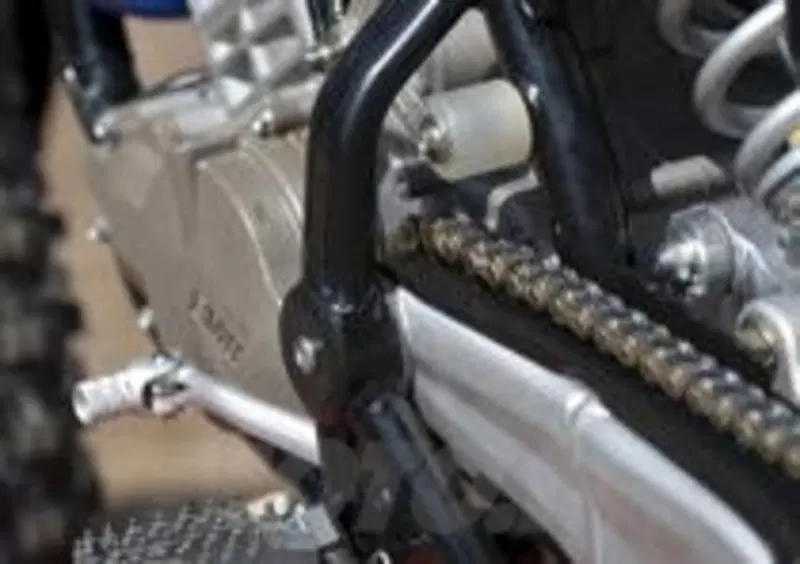 Husqvarna introduce un'importante novit&amp;agrave; tecnica: il pignone resta coassiale, ma il suo perno non &amp;egrave; pi&amp;ugrave; passante nel forcellone