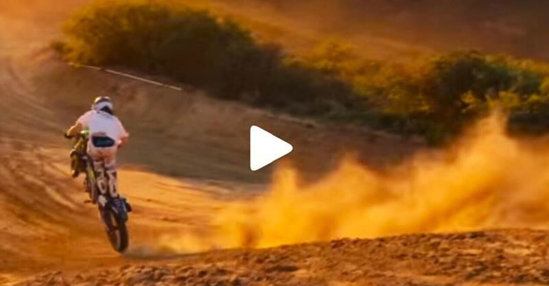 Motocross, backflip con impennata al tramonto, fatto! [VIDEO VIRALE]