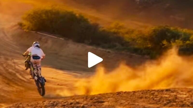 Motocross, backflip con impennata al tramonto, fatto! [VIDEO VIRALE]