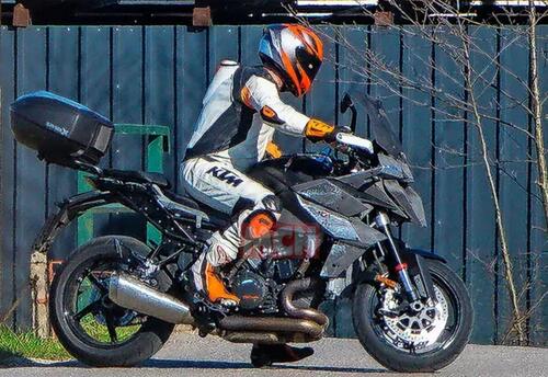 KTM 1290 Super Duke GT 2024 [Foto spia] (2)