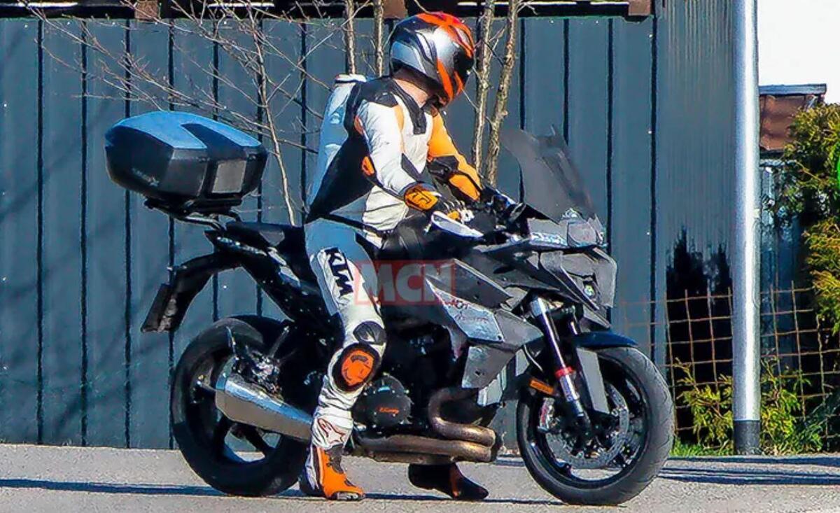 KTM 1290 Super Duke GT 2024 [Foto spia] - News 