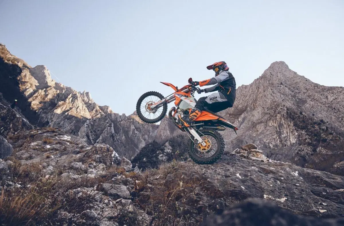 KTM presenta la gamma Enduro 2023. Foto e prezzi (10)