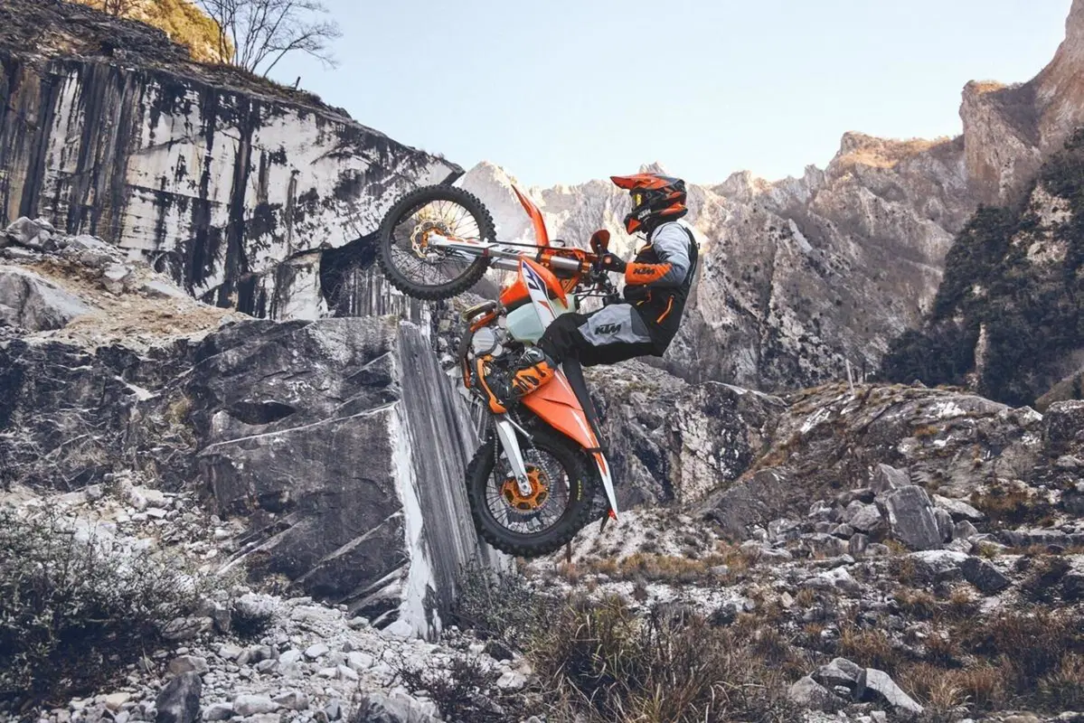 KTM presenta la gamma Enduro 2023. Foto e prezzi (11)