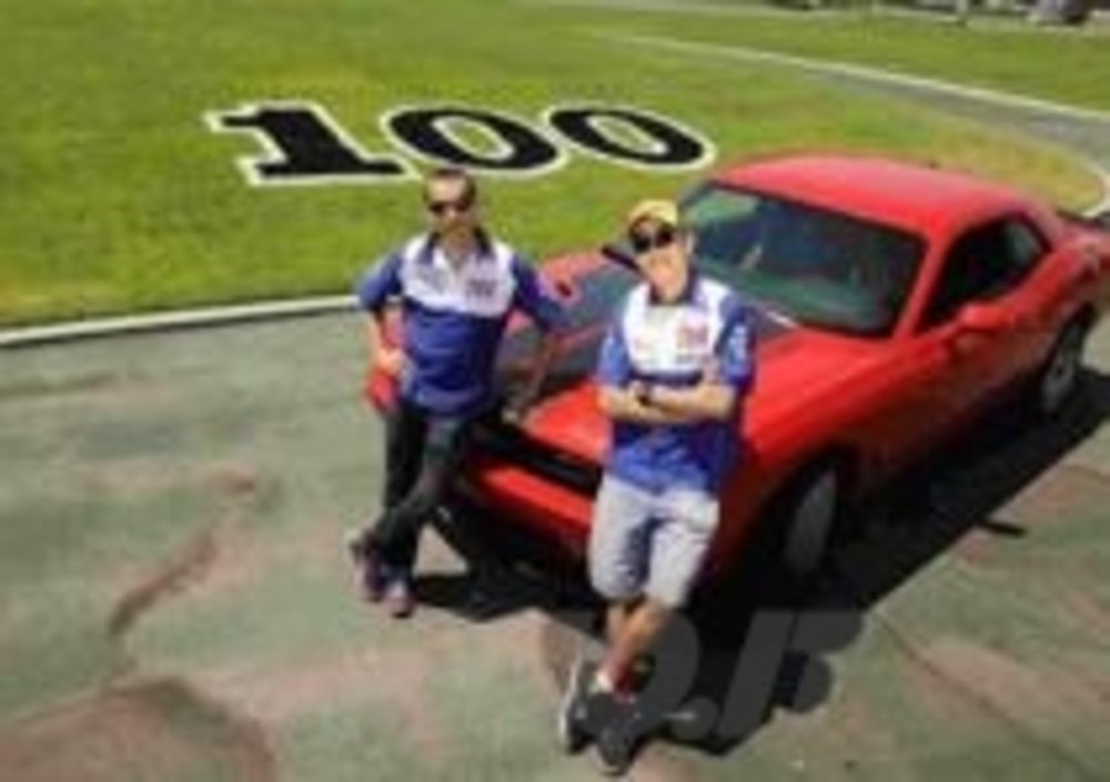 Lorenzo e Rossi davanti a una Mustang. Sono numerosi i piloti del Mondiale ad avere una cotta per le fuoriserie