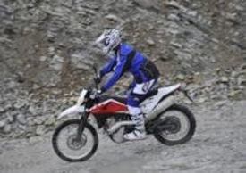 La posizione in sella è simile alle sorelle da enduro racing, seppur, per forza di cose, l’ingombro del telaio e delle sovrastrutture è maggiore, al fine di alloggiare un serbatoio maggiorato ed una termica dalle dimensioni maggiori