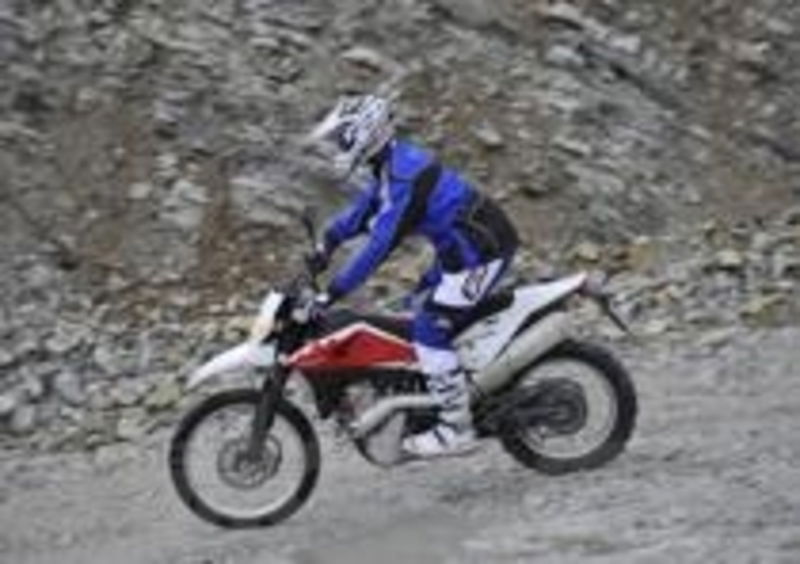 La posizione in sella &amp;egrave; simile alle sorelle da enduro racing, seppur, per forza di cose, l&amp;rsquo;ingombro del telaio e delle sovrastrutture &amp;egrave; maggiore, al fine di alloggiare un serbatoio maggiorato ed una termica dalle dimensioni maggiori