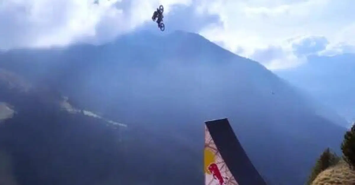 L'incredibile salto nel dirupo in moto: da 135 metri esegue un doppio salto mortale [VIDEO VIRALE]