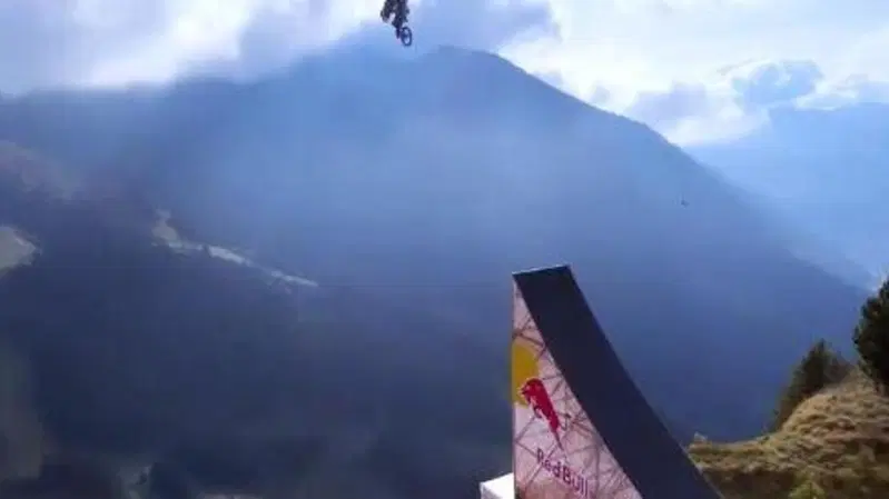 L'incredibile salto nel dirupo in moto: da 135 metri esegue un doppio salto mortale [VIDEO VIRALE]