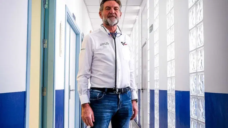 MotoGP 2022, il dottor Angel Charte: "Con Marc Marquez c'&egrave; pi&ugrave; pressione. Scordatevi i rientri miracolosi alla Jorge Lorenzo"