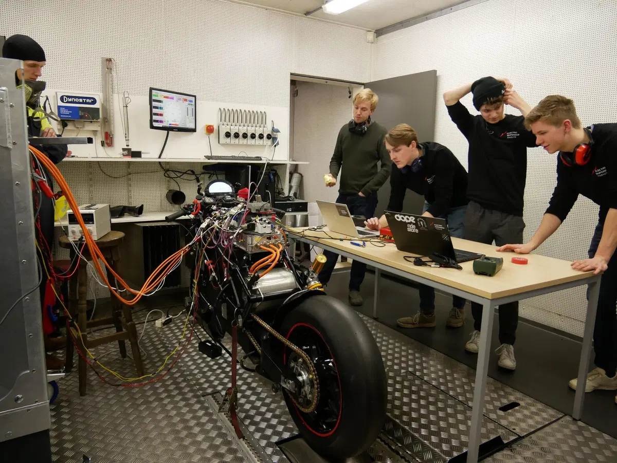 Delta-XE la superbike elettrica, da 300 km/h, degli studenti olandesi (14)