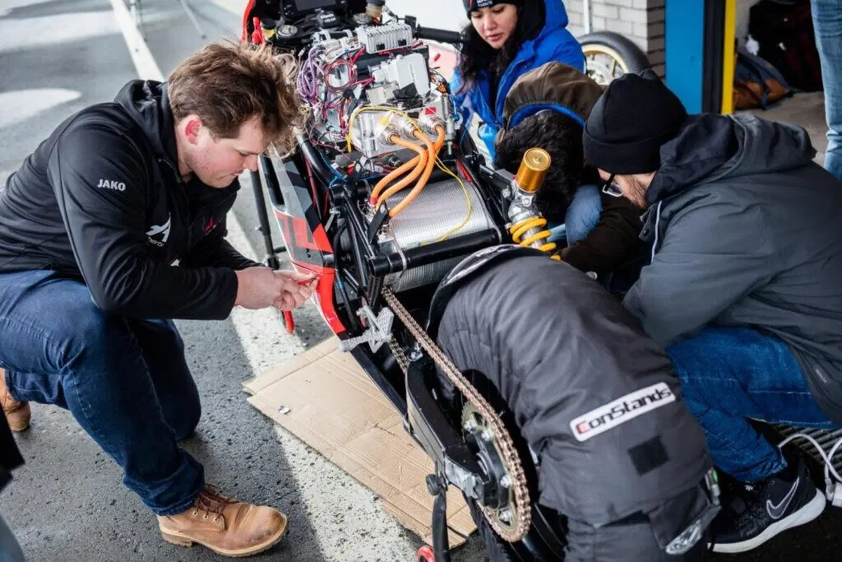 Delta-XE la superbike elettrica, da 300 km/h, degli studenti olandesi (15)