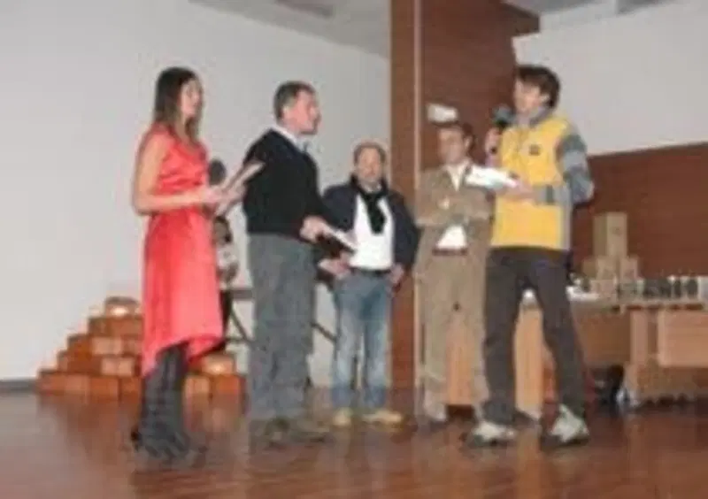 Gio Sala riceve il premio. Alla sua sinistra c'&amp;egrave; Piero Polini, che nel 1981 diede la prima moto a Giovanni
