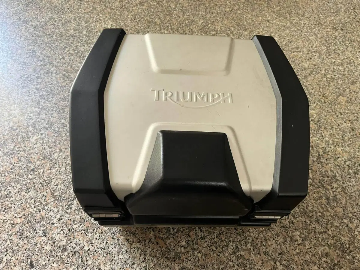 BAULETTO CON PIASTRA ORIGINALE TRIUMPH (2)