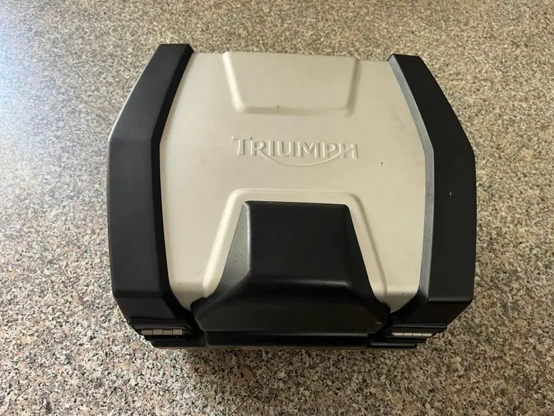 BAULETTO CON PIASTRA ORIGINALE TRIUMPH (2)