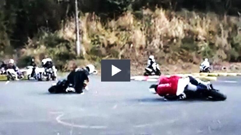 Un gioco che piace ai giapponesi: girare su s&eacute; stessi con la moto toccando il casco in terra! [VIDEO VIRALE]