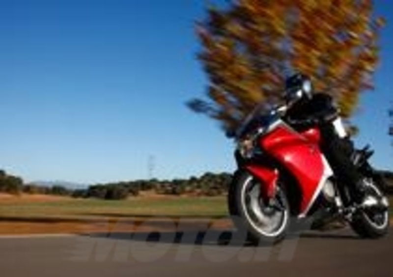 La nuova VFR1200F arriver&amp;agrave; dai nostri concessionari il prossimo gennaio, al prezzo di 15.500 euro
