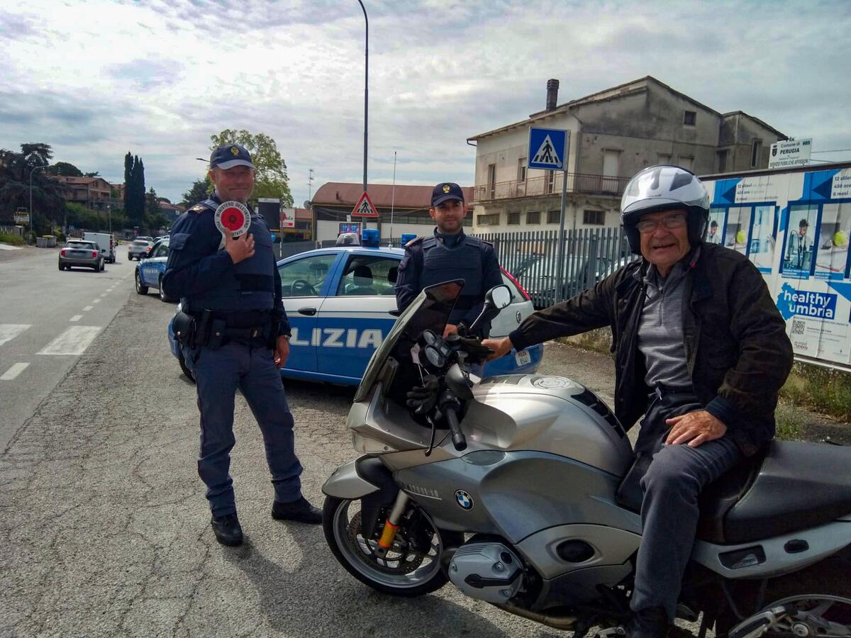 86 anni e in moto: la Polizia lo ferma e poi gli chiede un selfie - News -  Moto.it