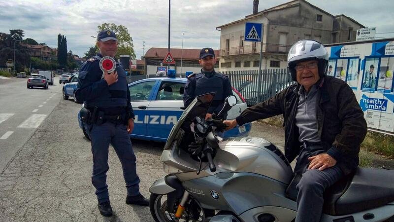 86 anni e in moto: la Polizia lo ferma e poi gli chiede un selfie