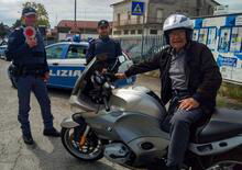 86 anni e in moto: la Polizia lo ferma e poi gli chiede un selfie