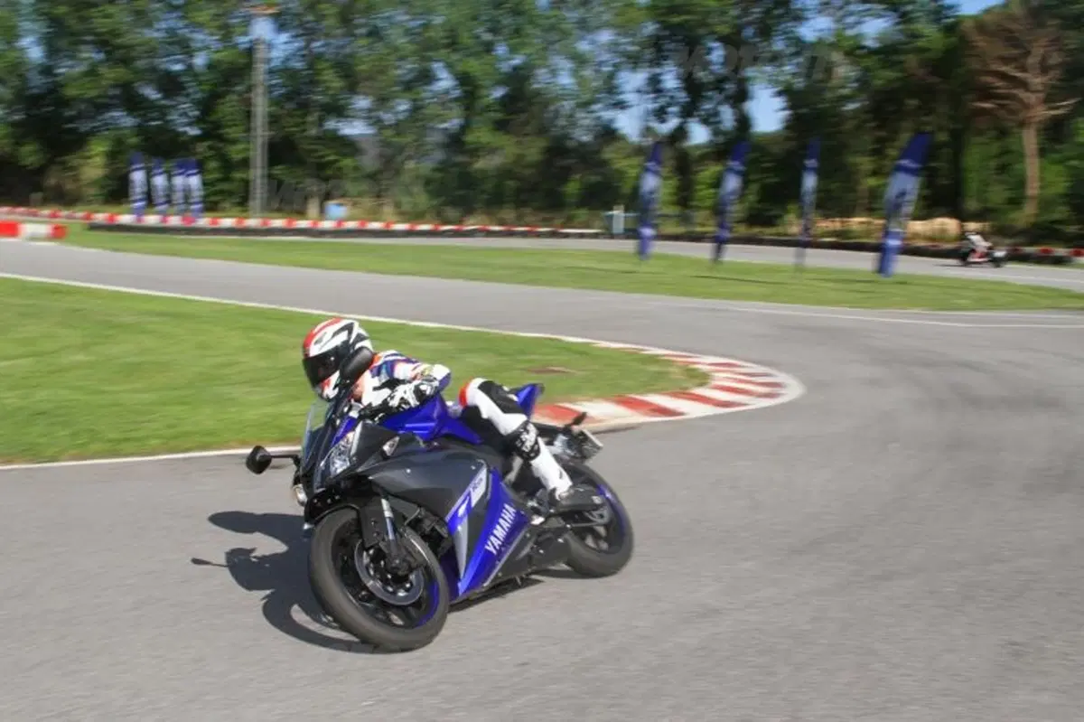 Yamaha MT-125 e YZF-R 125 (3)