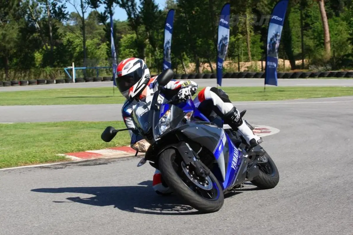 Yamaha MT-125 e YZF-R 125 (4)