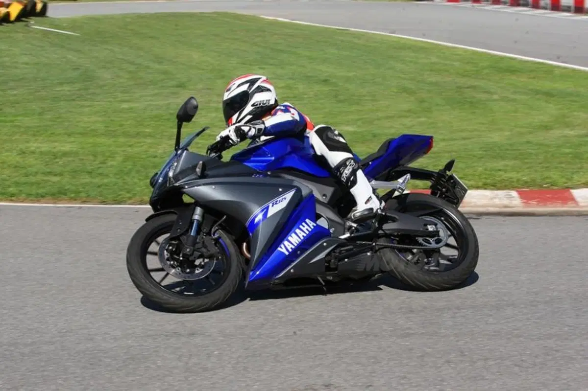 Yamaha MT-125 e YZF-R 125 (5)