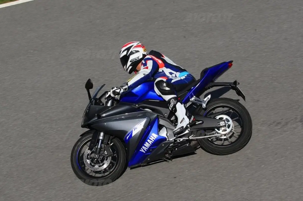 Yamaha MT-125 e YZF-R 125 (6)