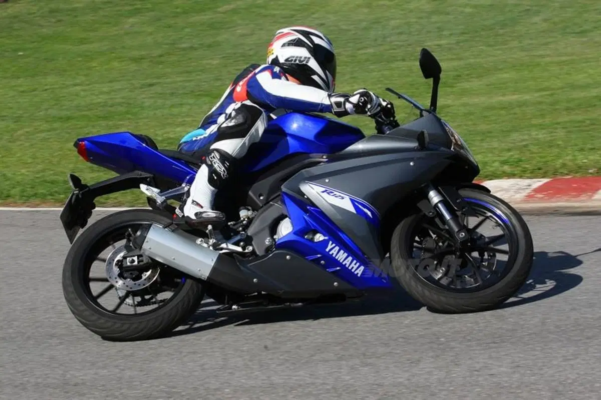 Yamaha MT-125 e YZF-R 125 (7)