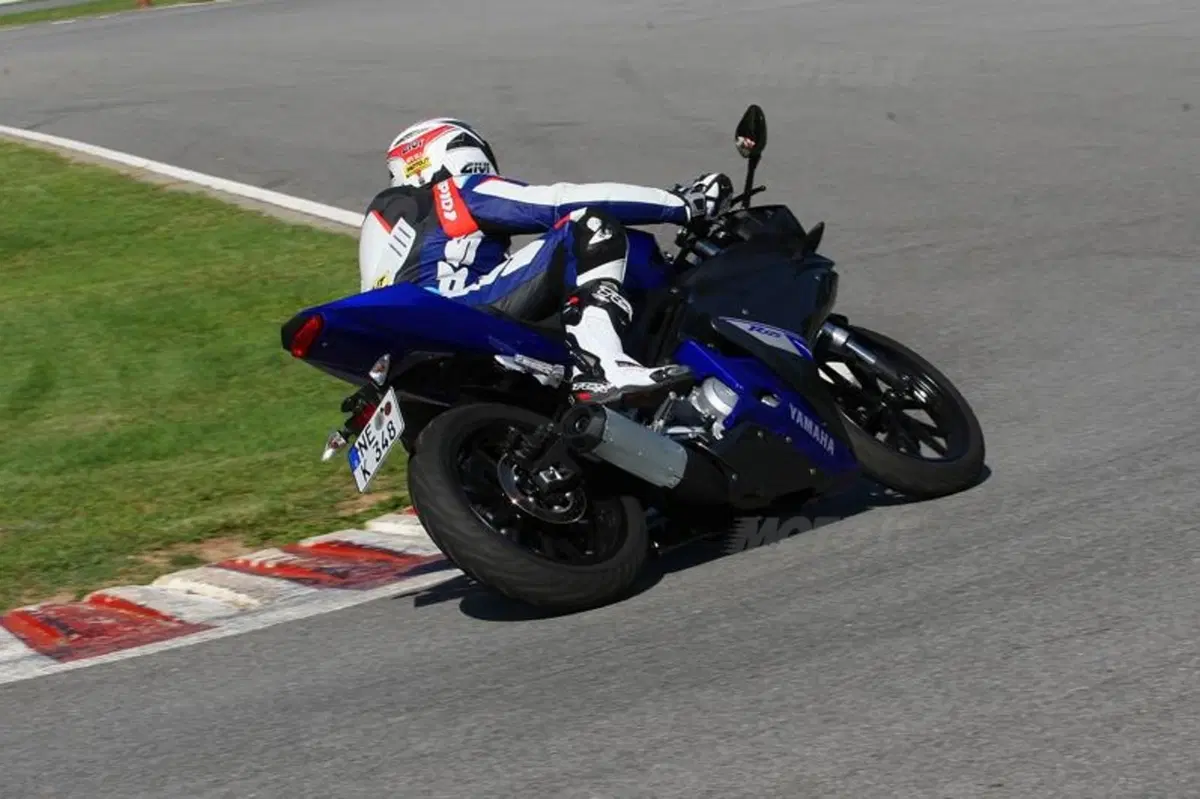Yamaha MT-125 e YZF-R 125 (8)