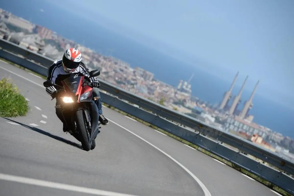 Yamaha MT-125 e YZF-R 125 (10)